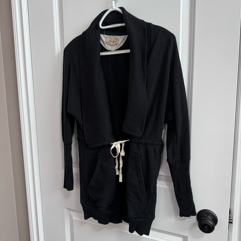 Aritzia Wilfred Free sweater. Tie front. Size XL. Black